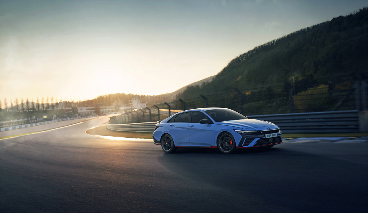 현대 아반떼 N 서킷 주행 이미지