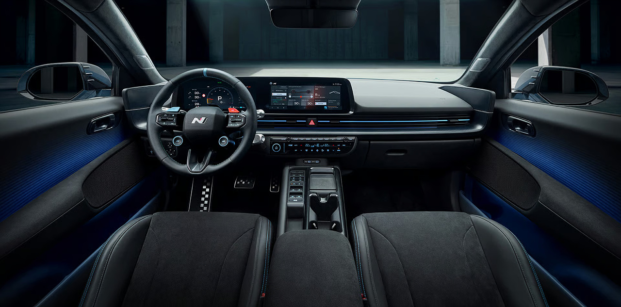 아이오닉 6 N 실내 및 스티어링 휠